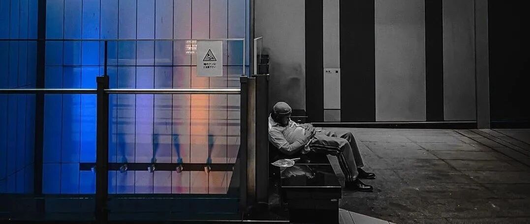 东京街头酒醉后镜头！当街热吻、拥抱垃圾桶等鬼畜姿势获20万人围观！