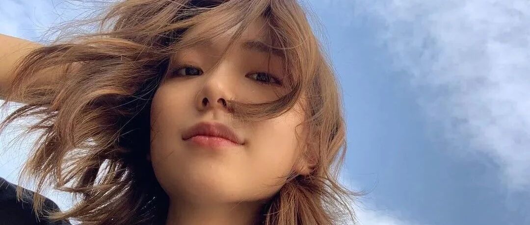 23岁“最矮超模”火了！一脸硬伤的她，为啥Dior、Prada都抢着宠？