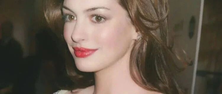 39岁安妮海瑟薇新剧照曝光：完美公主变“路人”，哪一步错了？