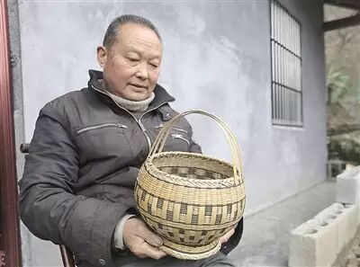 暖心巴东副县长钱才东帮五保老人卖篾货