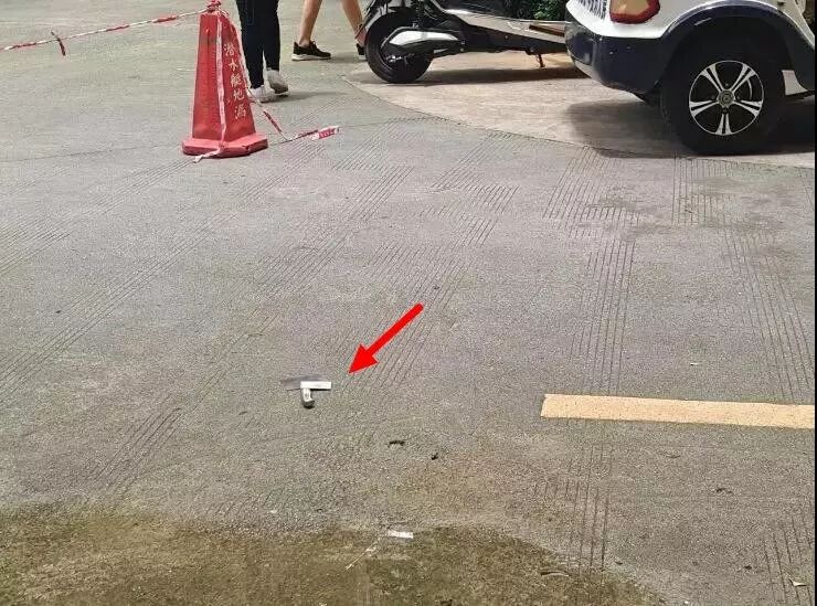 小区天降菜刀 居民：不是第一次了！