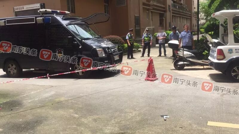 小区天降菜刀 居民：不是第一次了！