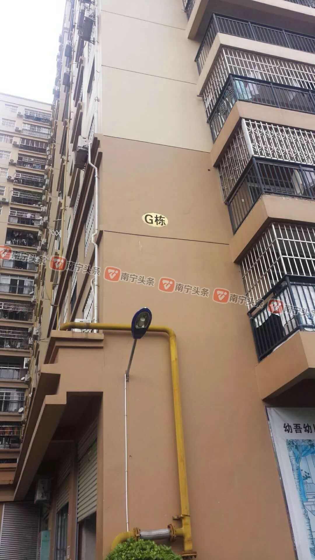 小区天降菜刀 居民：不是第一次了！