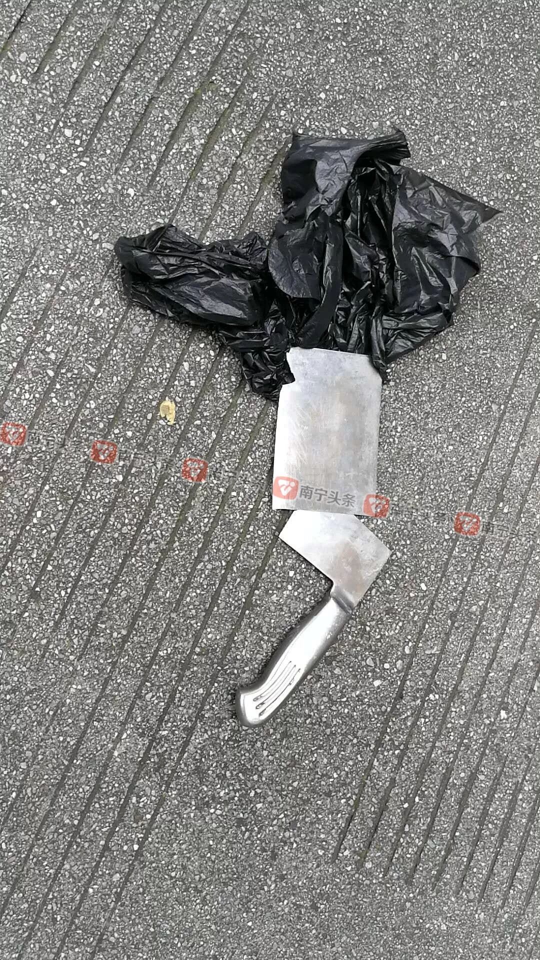 小区天降菜刀 居民：不是第一次了！