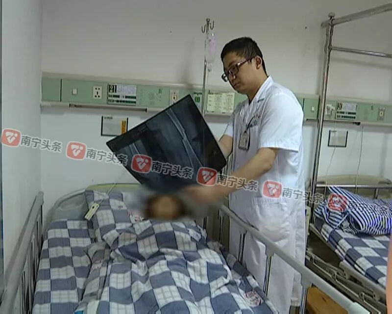 南宁两名女初中生被卷入泥头车 遭车轮多次碾压