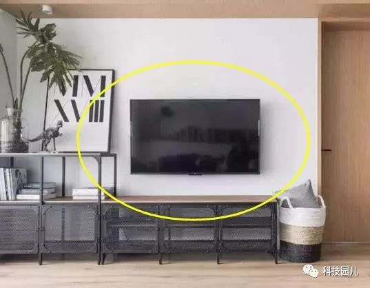 壁挂式电视：节省空间增强安全性，提升客厅层次感与时尚气息