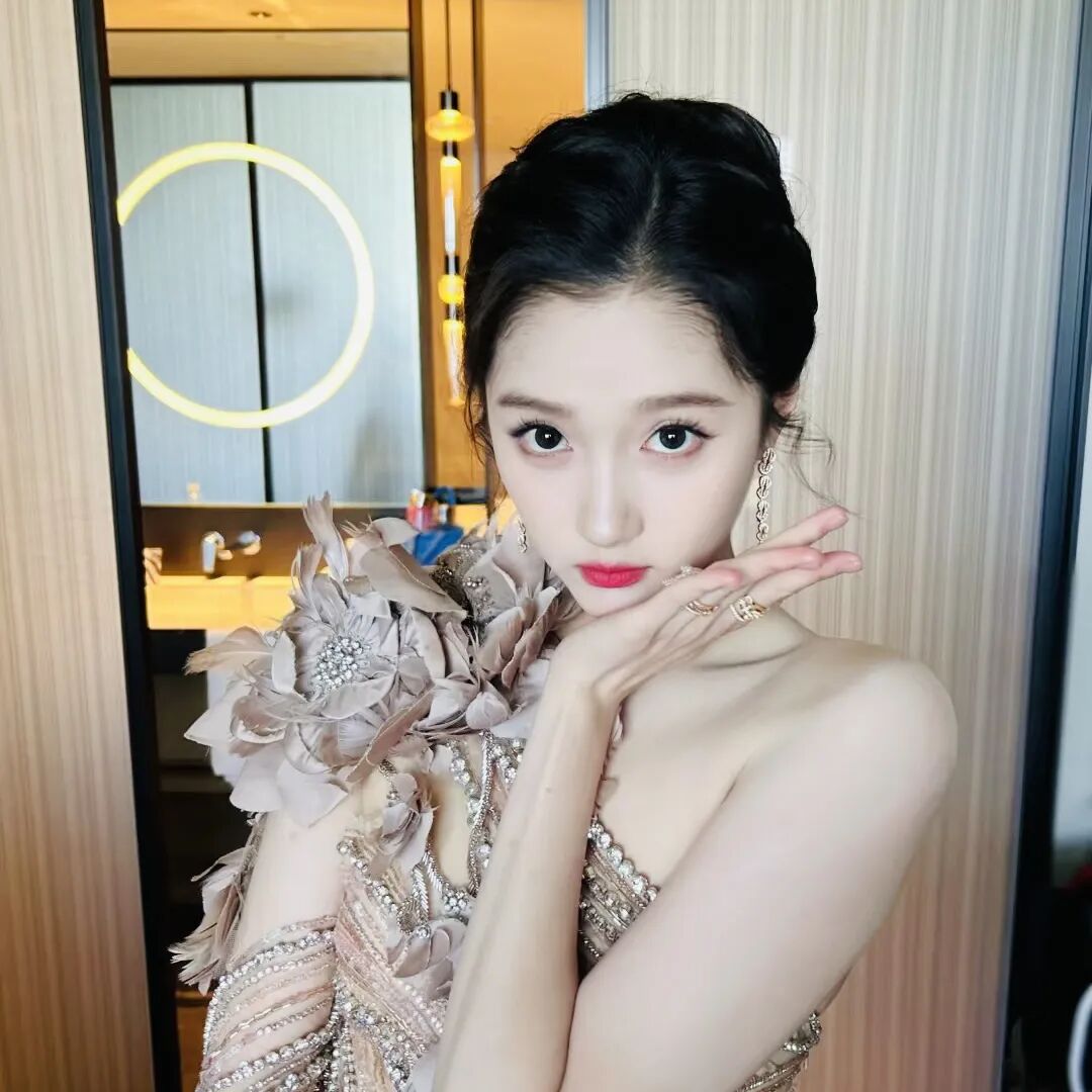 关晓彤仿佛爱上了抖音