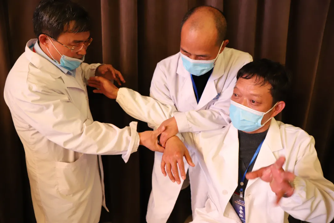 想学中医特色适宜技术?快来这里,听李志强主任讲授平乐正骨手法 想学中医特色适宜技术?快来这里,听李志强主任讲授平乐正骨手法