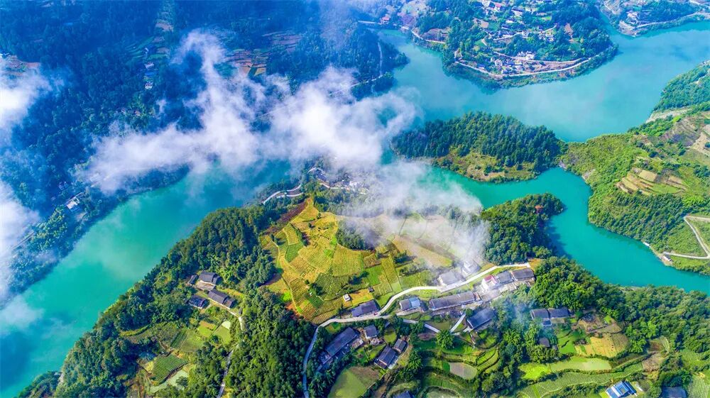 航拍郁江(三源并流)郁江有三个源头，前江，后江和堰水。郁江源头佛宝山