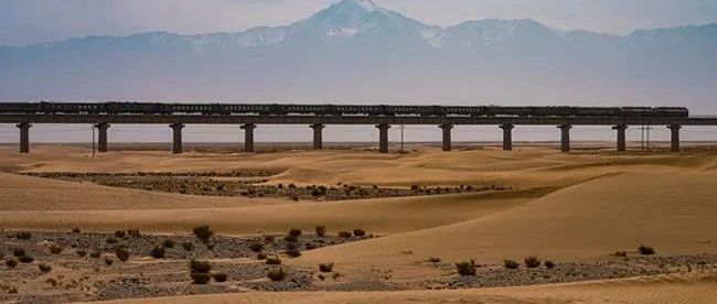 世界首个沙漠铁路环线，有多硬核？