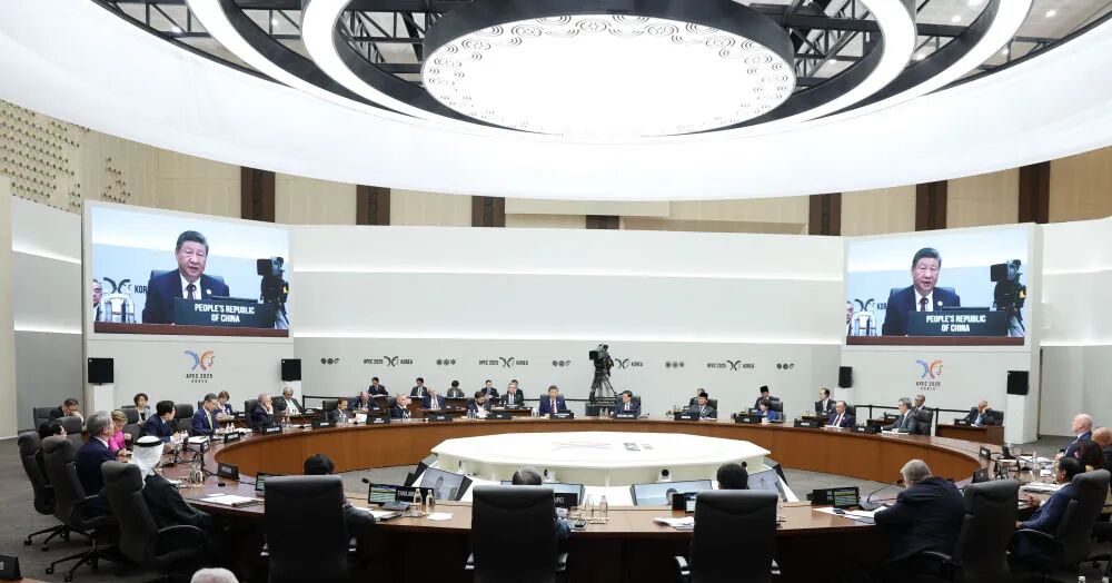 当地时间10月31日上午，亚太经合组织第三十二次领导人非正式会议第一阶段会议在韩国庆州和白会议中心举行。国家主席习近平出席会议并发表题为《共建普惠包容的开放型亚太经济》的重要讲话。新华社记者 黄敬文 摄