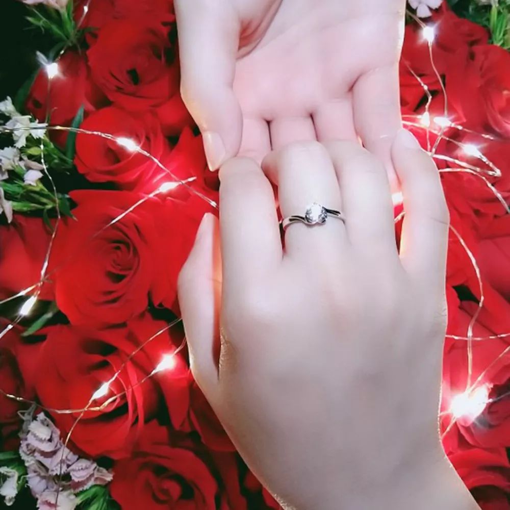 女生钻戒戴在哪只手_女生钻戒应该戴哪个手_手戴钻戒图片大全
