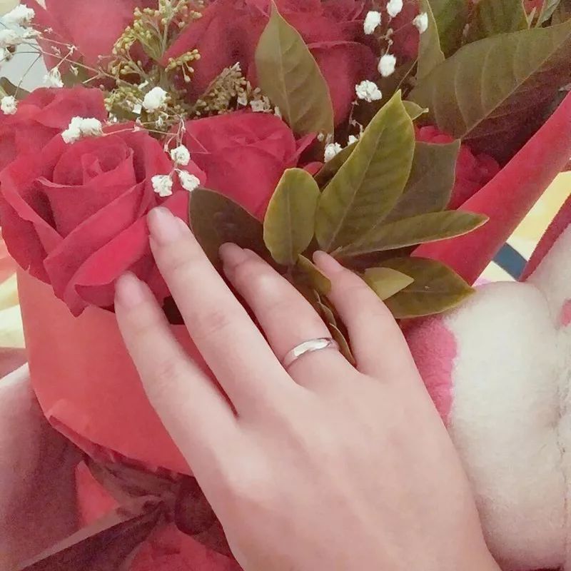 女生钻戒应该戴哪个手_手戴钻戒图片大全_女生钻戒戴在哪只手