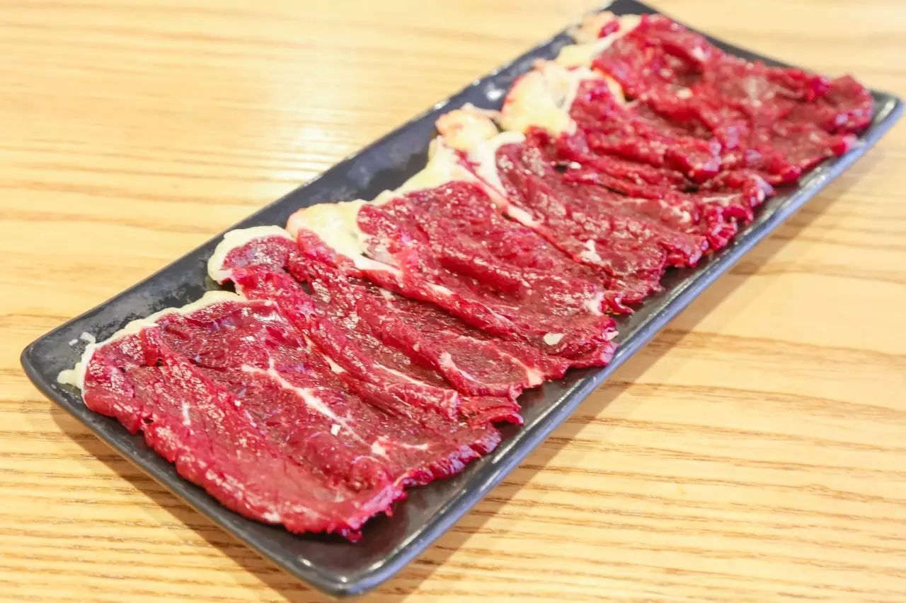 吊龙想吃想吃建议涮煮时间:8秒美味的牛舌吃起来也是极为鲜嫩伴有着