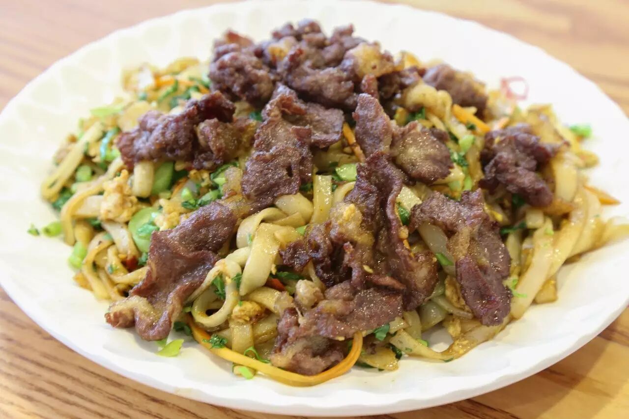 鲜绿的芥兰,加入嫩滑的牛肉,还有米香十足的粿条,打造出让人念念不忘