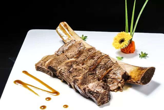 招牌菜品  蒙古烤牛排,草原冰煮羊,炭烤空运羊肉串