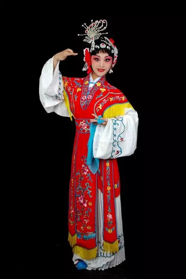 扮相,身段,台步都与青衣不同,主要突出老年人的特点.