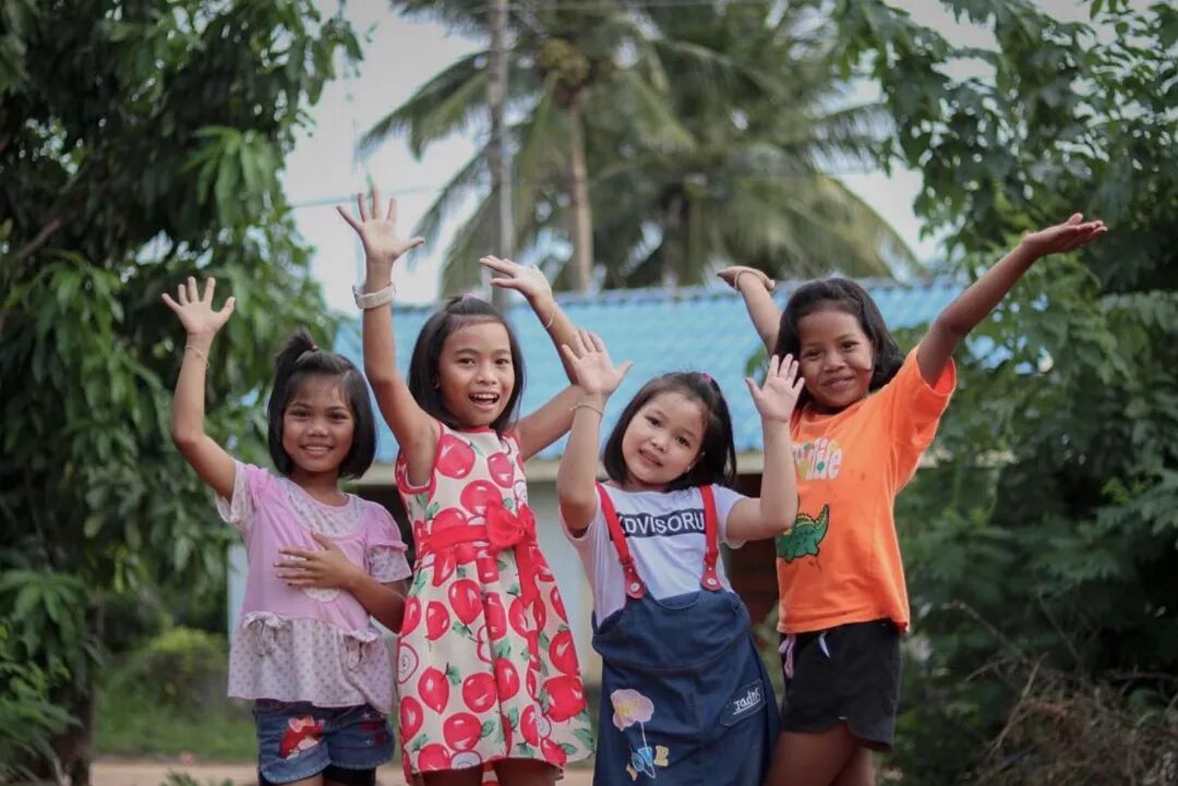 低成本也能模仿 BLACKPINK！這四個泰國女孩什麼來頭？