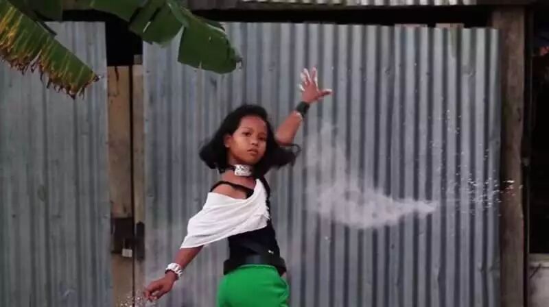 低成本也能模仿 BLACKPINK！這四個泰國女孩什麼來頭？