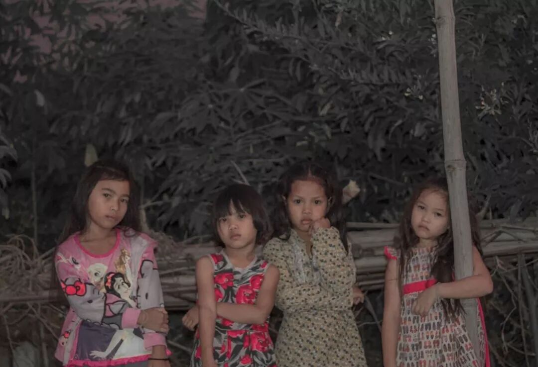 低成本也能模仿 BLACKPINK！這四個泰國女孩什麼來頭？