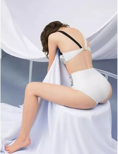 怎麼都拍不出 IG 上的泳裝美照？我看你是不會買泳衣！