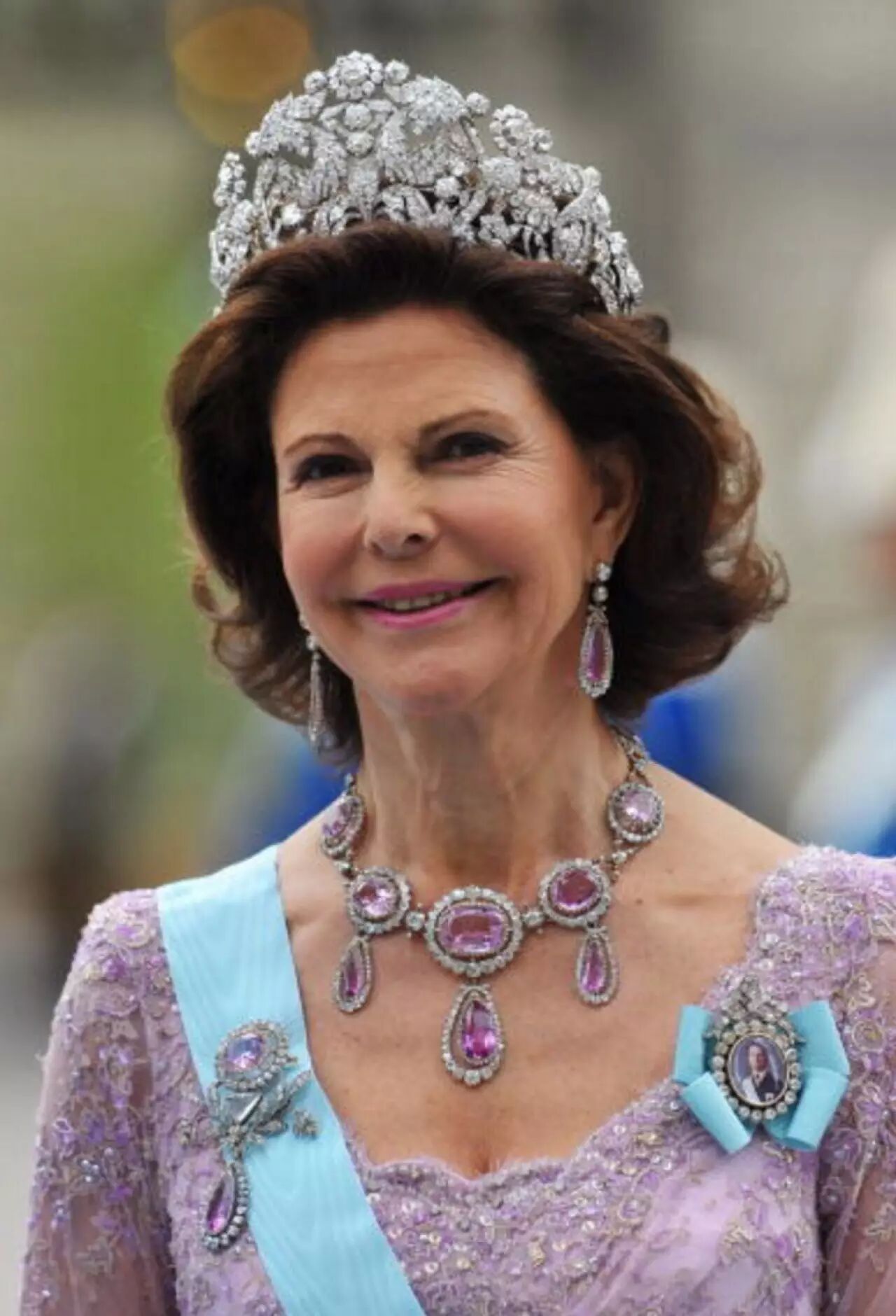 西尔维娅在做发型一事上,简直有无尽的想象力.