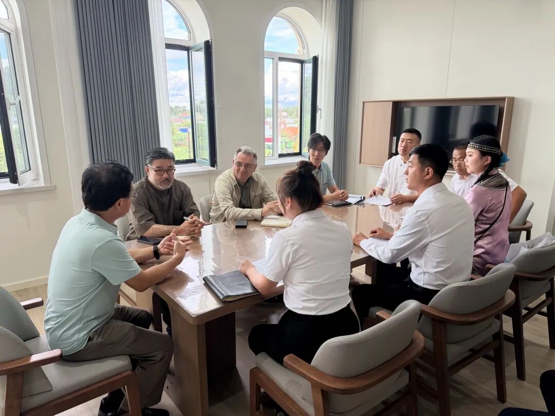 与社区群众交流.JPG