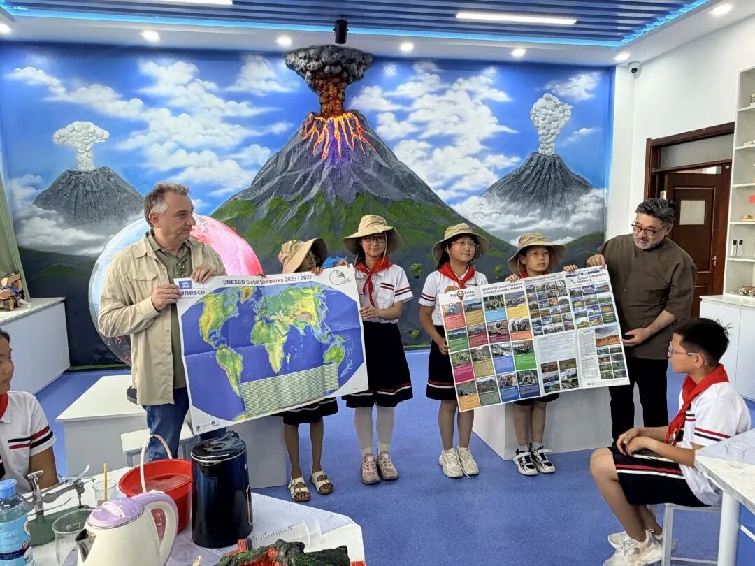 与学生交流地质公园保护.JPG