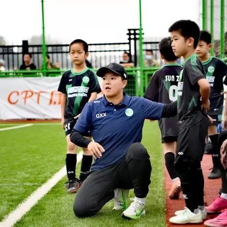 巾帼不让须眉！仇欣欣扎根基层带孩子，蹲着指挥成为习惯