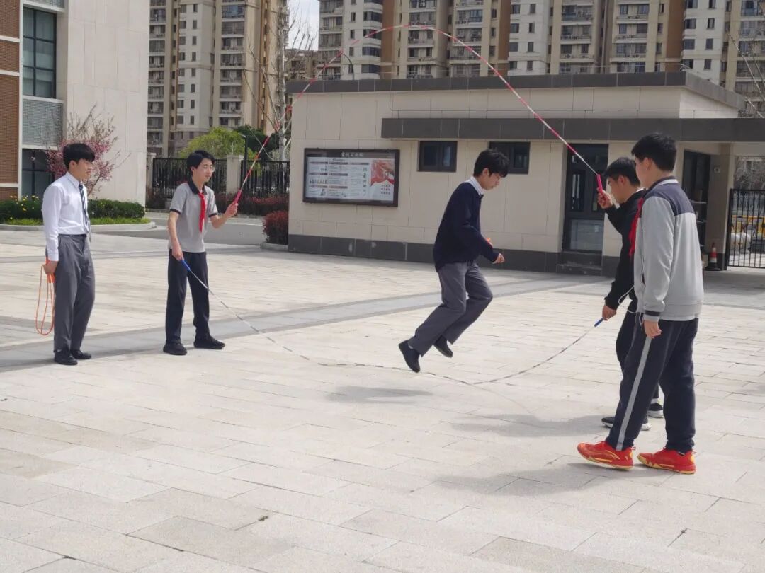 体验花样跳绳.jpg