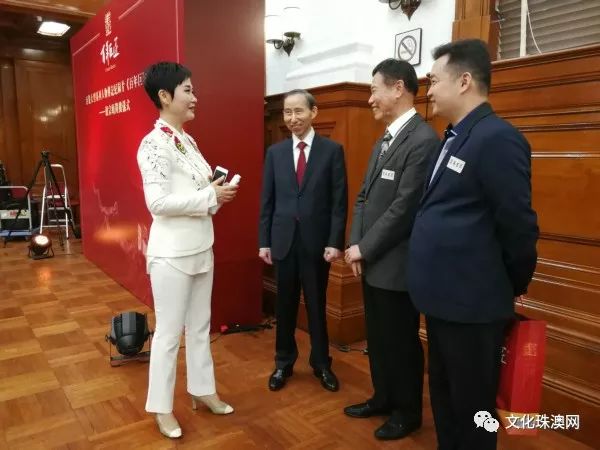 龙宇翔(左二)与李小琳(左一).jpg 图片