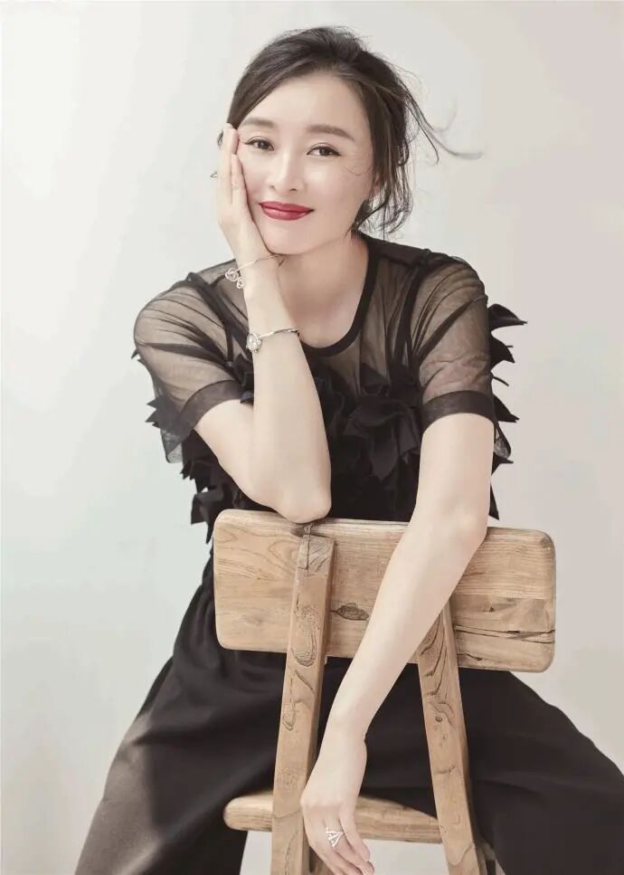 吴越穿西装搭薄纱裙优雅大气陈建斌旧爱是不是惹恼了造型师