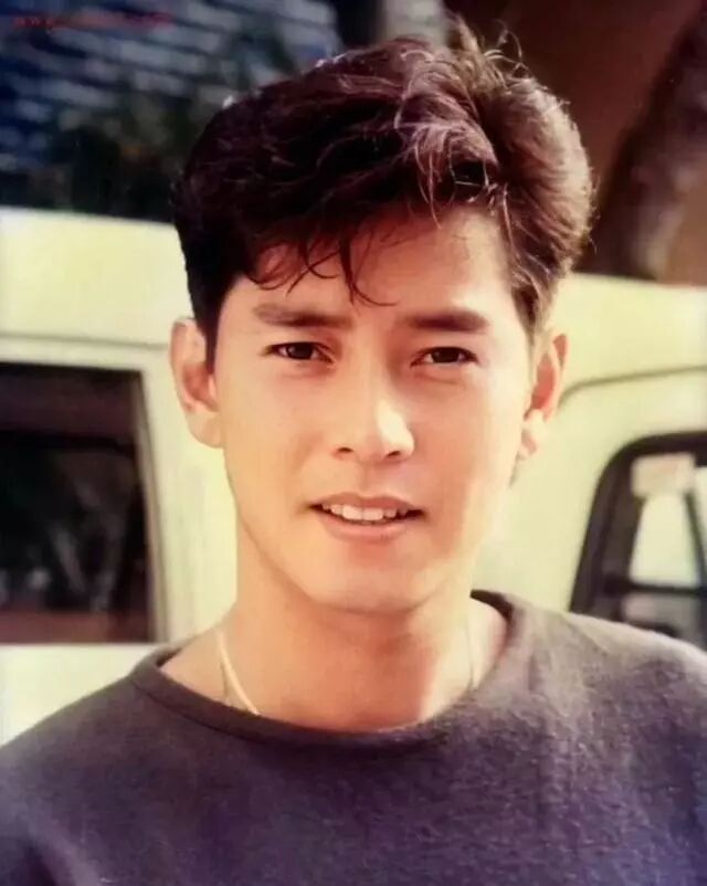 72岁谭咏麟坚持跑步健身,乐观年轻态自嘲永远25岁_影视聚合站