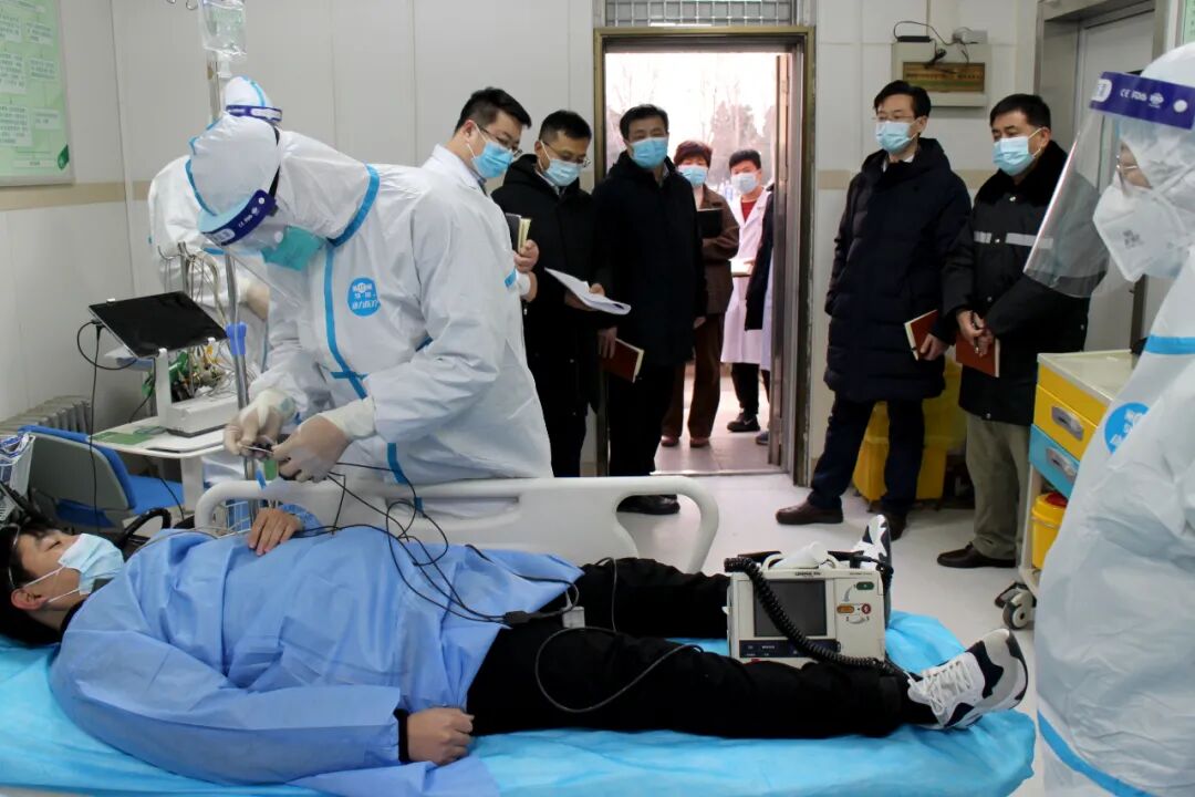筑防线山东大学齐鲁医院德州医院开展新冠肺炎发热患者抢救应急演练