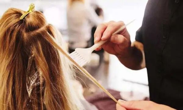 快过年了，白癜风患者可以染发吗？