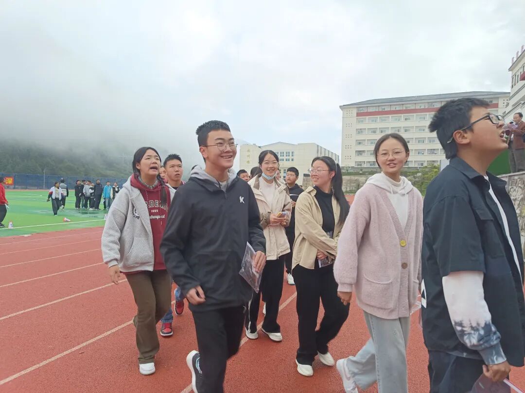 考场外,康定中学初三年级班主任何东明怀着炽热而又期盼的心,目光紧紧