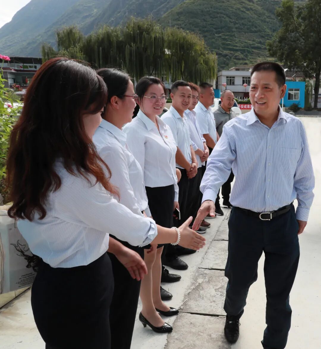 ལིའུ་ཁྲེང་མིང་གིས་ཁུལ་ཡོངས་ཀྱི་དགེ་རྒན་དག་ལ་འཚམས་འདྲི་ཞུས།