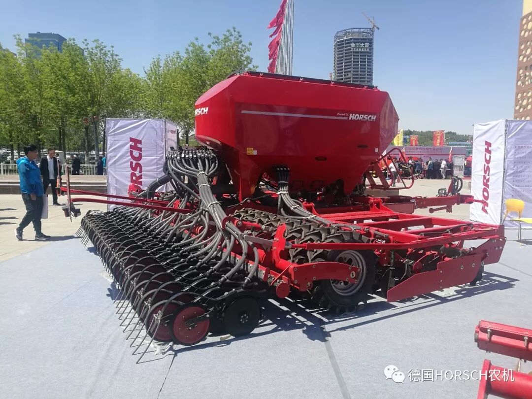 德国豪狮农机为新疆用户提供耕种一体化服务