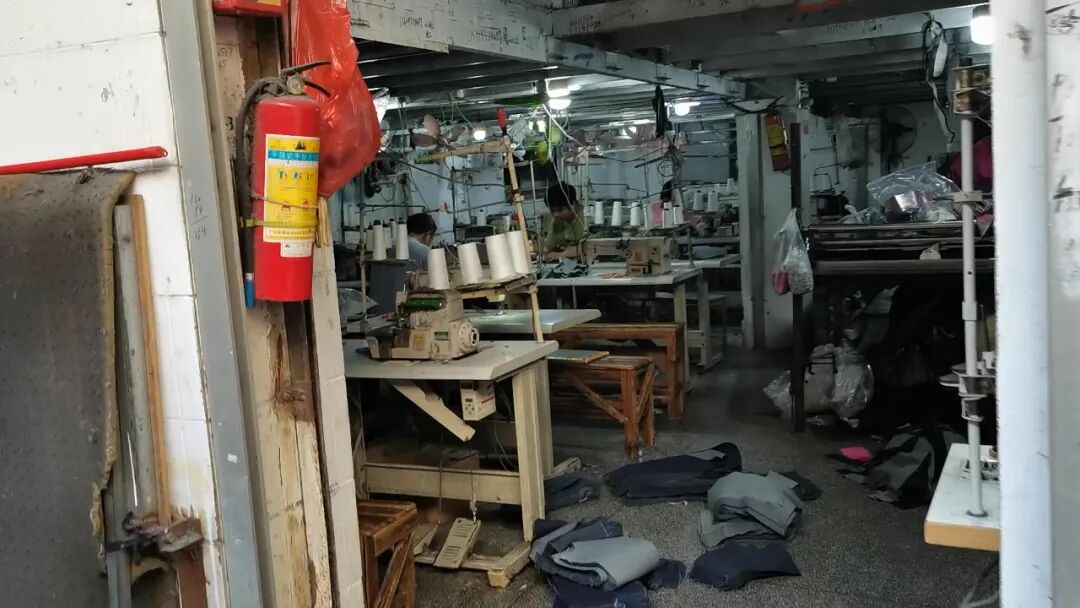 制衣厂都是一年不到就易主,当老板不难,一两万盘三四台缝纫机就能开厂