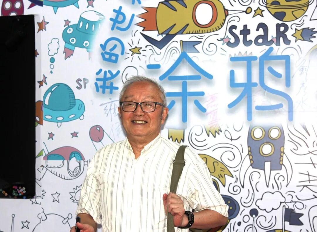 侯令先生在“涂鸦星球”