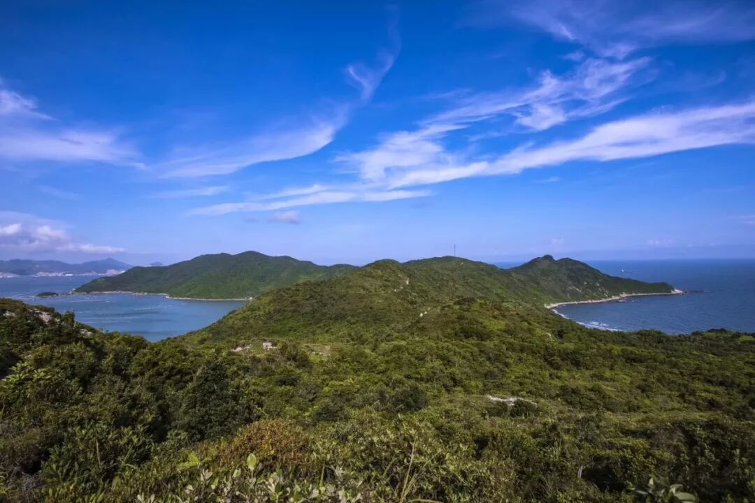 岛内有大南湾,藏宝湾(宝石滩),笼统湾等八个海湾