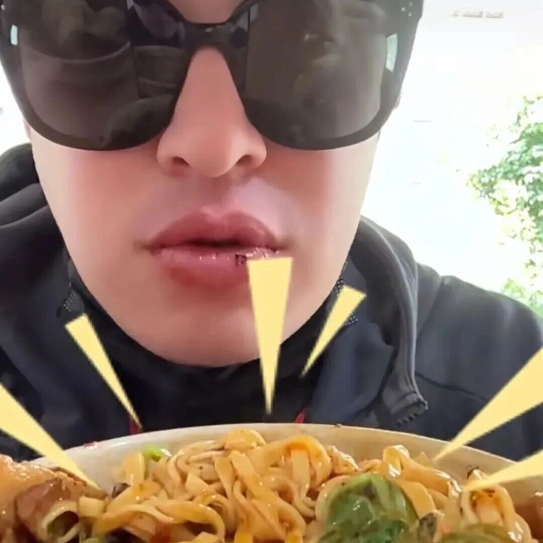 潘玮柏狂炫5碗面,带火成都老面馆,客流量是以往高峰期3倍,老板贴告示感谢:那天潘玮柏戴着帽子墨镜没认出,后来看监控,确实吃了5碗面