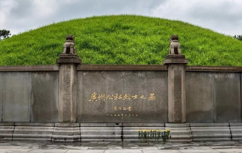 中海怡高集團舉行“緬懷革命先烈,重溫紅色記憶,傳承紅色精神”的主題教育活動。 中海怡高集團舉行“緬懷革命先烈,重溫紅色記憶,傳承紅色精神”的主題教育活動。