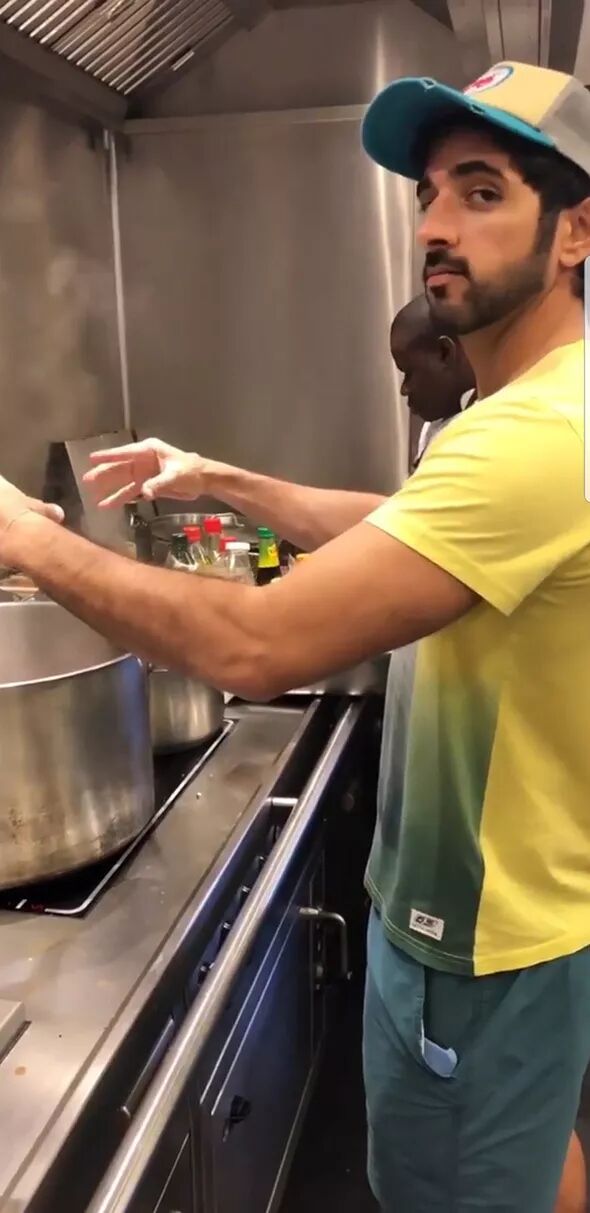 你可以在你的智能手机上访问sheikh hamdan的instagram账号来查看完整