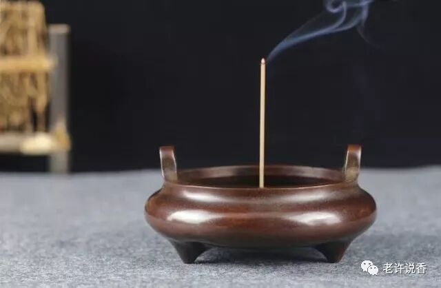 如果用的是烧天然香而留下的香灰,即便插到香灰里的那一小部分也会