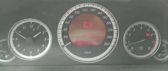 如果你的奔驰出现这问题，换发电机吧！