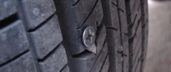 轮胎扎钉子了怎么处理好？没漏气要处理吗？