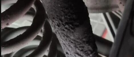 奔驰后减振器表面有油污的技术通报