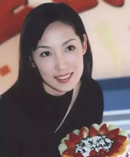 要知道吴美珩当年在tvb被称之为"吴美人" 年轻时候的她 面型,内双眼皮