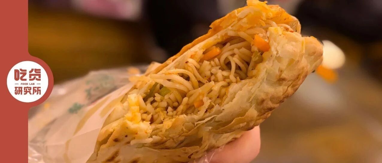 夹凉粉、配肥肠、包红糖，锅盔在四川可不只是个烧饼